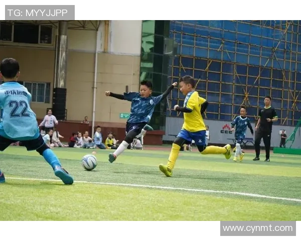 第一次上足球课的兴奋与挑战让我体验到团队合作的乐趣与运动的魅力